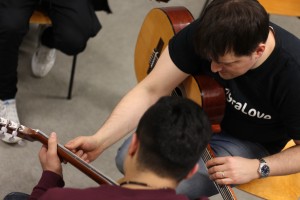 Lauri Salokoski tycker att musikklubben för asylsökande pojkar känns som ett viktigt projekt.