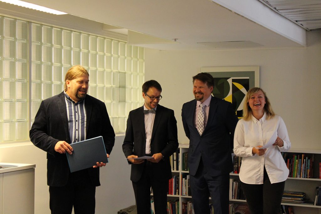 Juryn i Hans Ruin-essätävlingen 2016 bestod av Ralf Andtbacka (ordförande), Lasse Garoff, Jenny Jarlsdotter Wikström. Ann-Luise Bertell ingick även i juryn (ej med på bild). Andra från höger på bilden är juryn sekreterare Matts Blomqvist. 