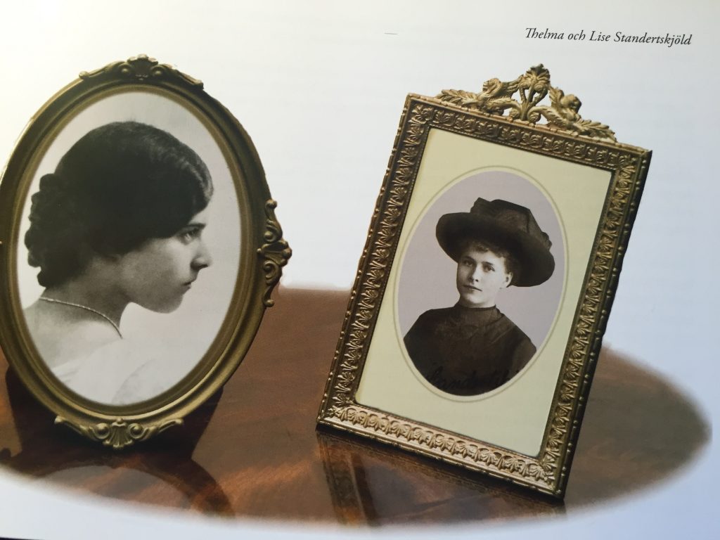 PÅ bilden syns två gamla svartvita porträttfotografier av systrarna Standertskjöld.