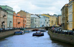 Forskare och journalist till S:t Petersburg