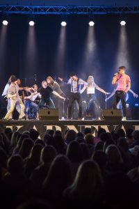 Ungdomar dansa på scen