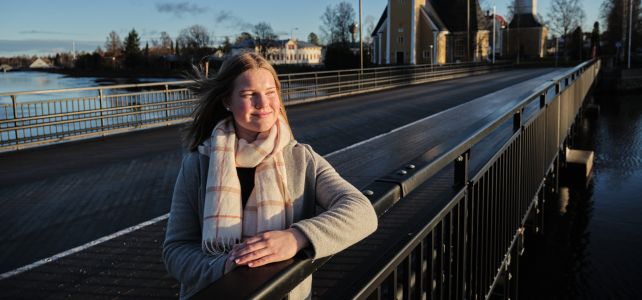 Emma Nordström står på en bro i novembersolen.