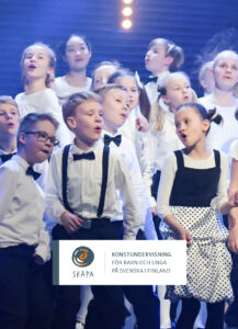 Barn i svartvita kläder sjunger och dansar.