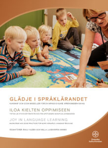 På rapportens pärmbild ligger eller sitter fyra barn på golvet och tittar på ett spel på en matta med en världskarta.