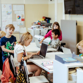 Bild från ett klassrum i Svenska skolan i Lahtis. På bilden ser vi lågstadieelever som arbetar vid datorer.