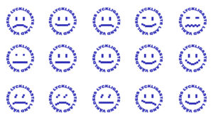 En tapet av olika smiley-ansikten i blått mot vit bakgrund.