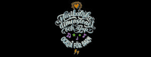 En letteringillustration med texten "Musikaliska dimensioner och djup också för barn", noter och hjärtan. Den snirkliga texten är vit på svart botten och noterna, hjärtan är lila och orange.