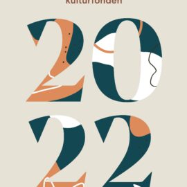 Mot en ljust gråbeige bakgrund ser vi texten Svenska kulturfonden och talet 2022. 2022 skiftar i färgerna havsturkous, terrakottaorange och vitt.