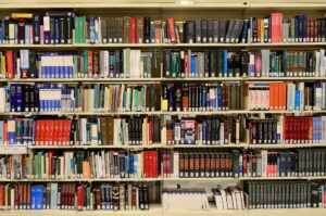 En färgrann bokhylla på ett bibliotek.