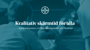 En bild föreställande ett barn som lär sig framför en platta. Bilden har ett blått filter och över bilden står texten "Kvalitativ skärmtid för alla - digital kompetens i småbarnspedagogiken och förskolan"