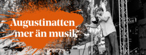 En person sjunger i mikrofon på en scen. Nedanför scenen syns ett publikhav. Rubriken Augustinatten - mer än musik syns i klatschigt orange på bilden.