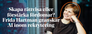 En ung kvinna i kort hår ler och tittar uppåt.