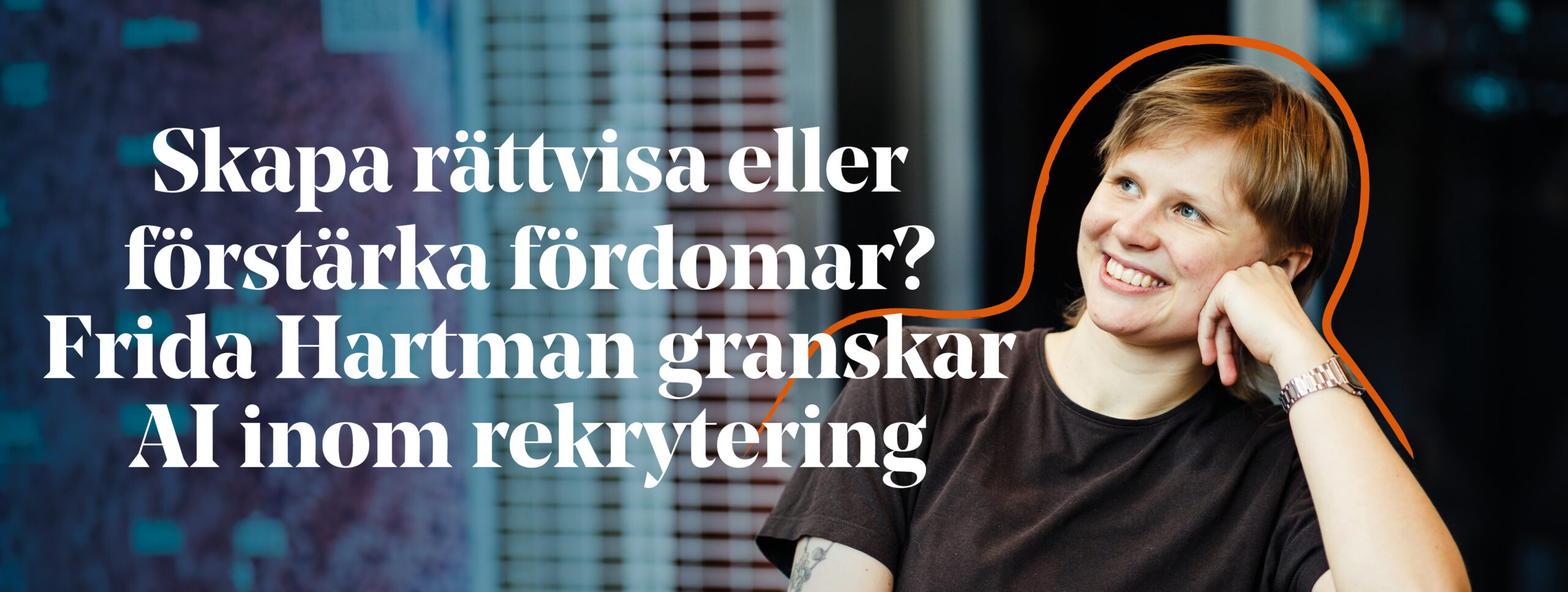 En ung kvinna i kort hår ler och tittar uppåt. 