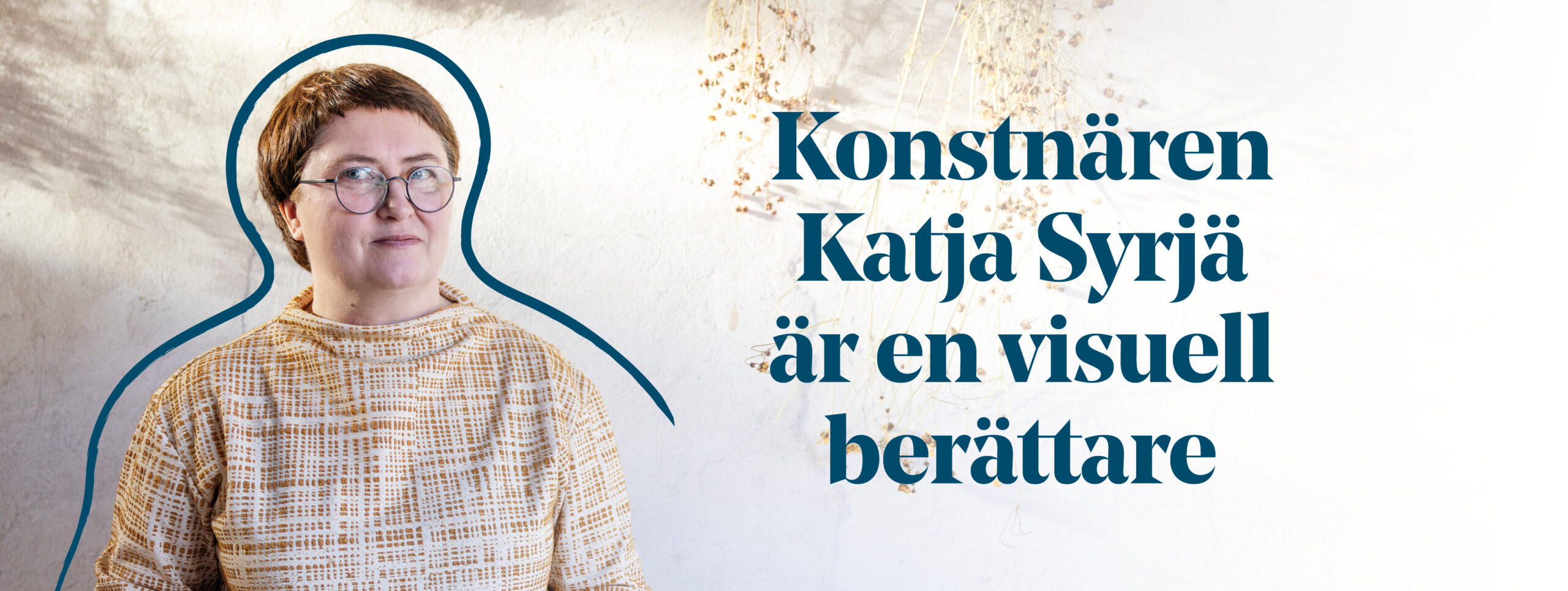 En kvinna i kort hår och glasögon tittar mor kameran. 