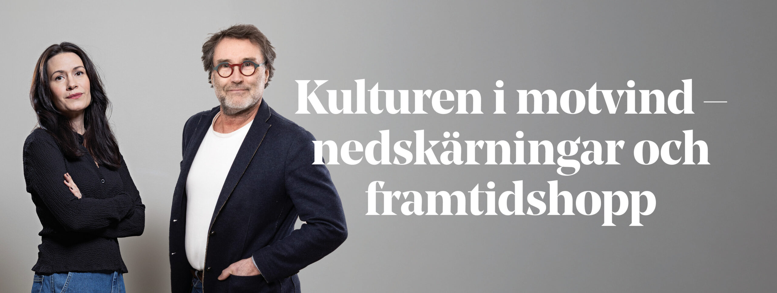 Portrtätt på en kvinna i långt mörkt hår och en man i kavaj och röda glasögonbågar.