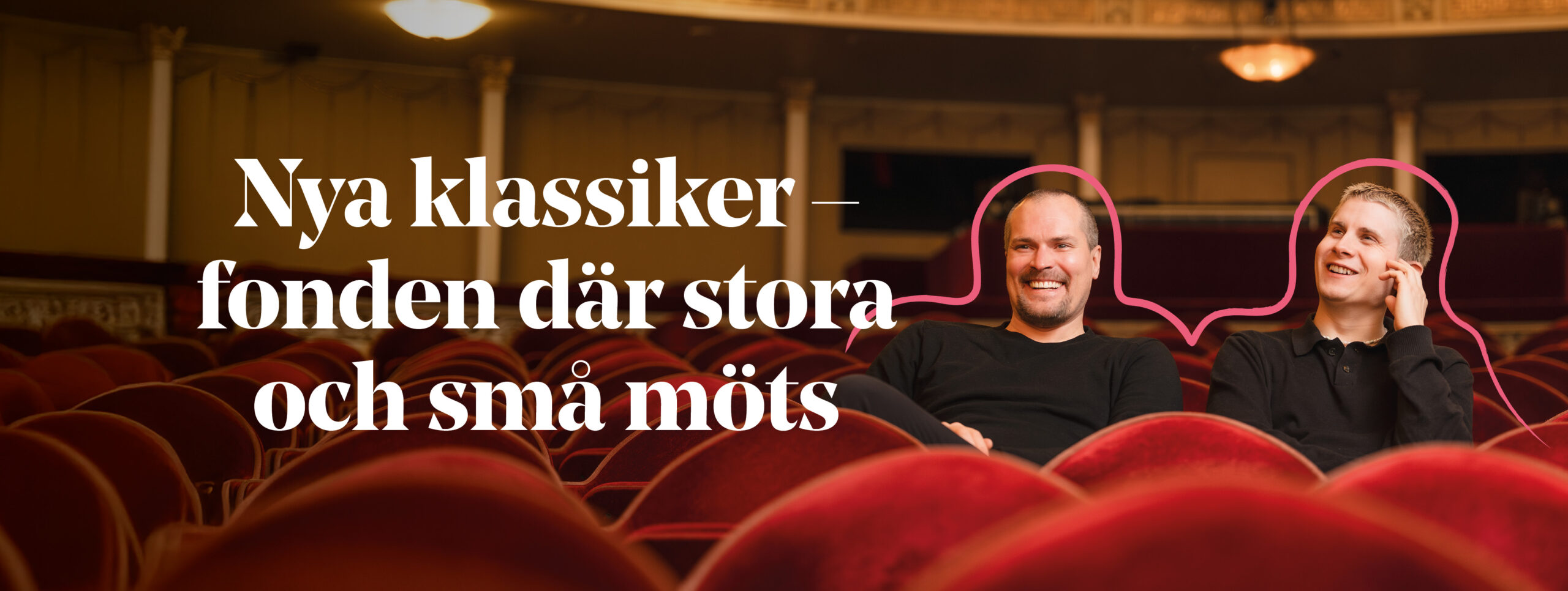 Två män sitter i en teatersal, tittar mot scenen och skrattar. 