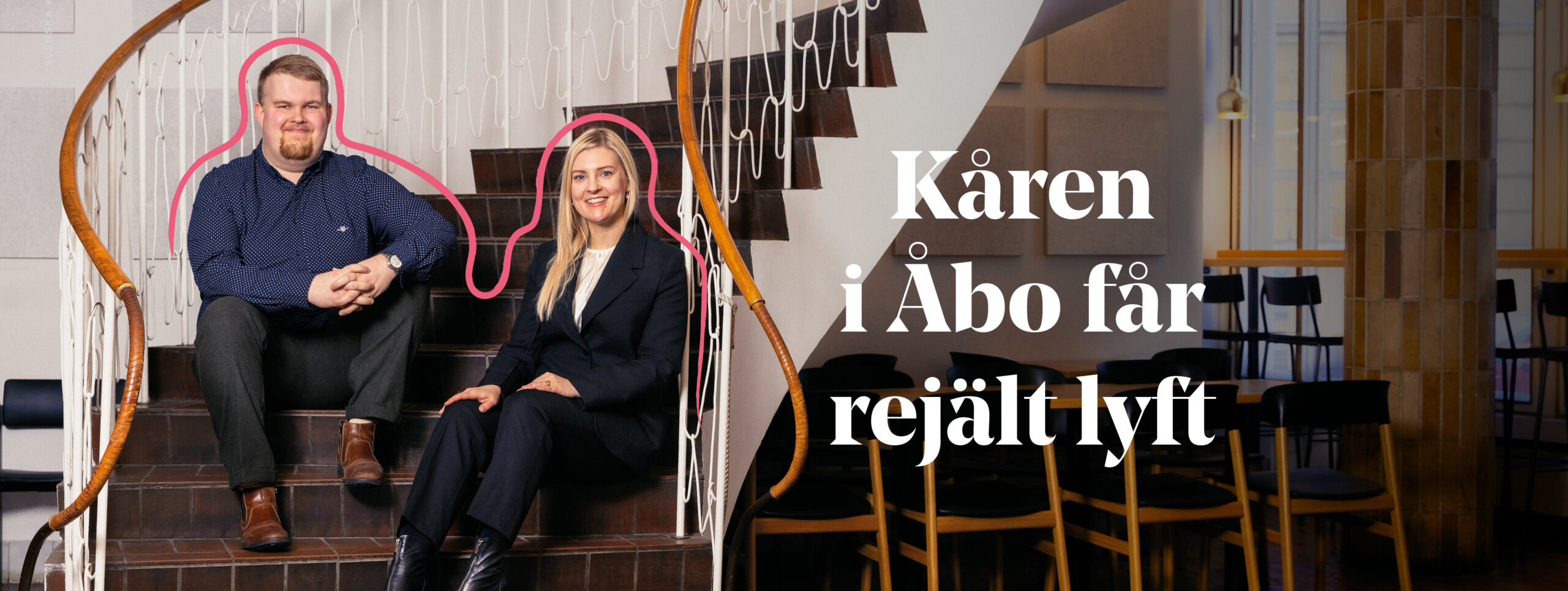 En ung kvinna och en ung man sitter i trappor och ler mot kameran. 