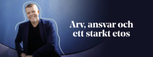 En man ler mot kameran mot en blå bakgrund.