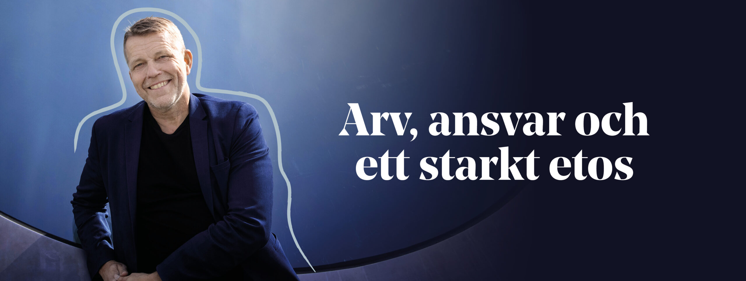 En man ler mot kameran mot en blå bakgrund.