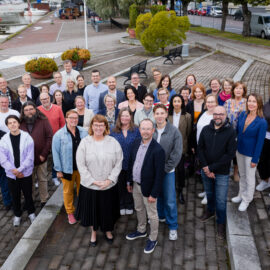 Bilden föreställer Kulturfondens styrelse, delegation och alla tre direktioner vid ån i Borgå.