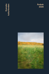 På bilden syns pärmen på Kulturfondens årsbok. Bakgrunden är mörkt gråblå och högra nedre halvan av sidan pryds av en suddig bild med en grön äng, gulnade träd och ljusblå himmel.