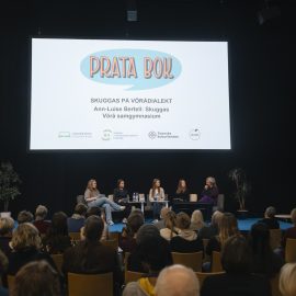 På bilden finns fem personer på en scen, fyra ungdomar och en författare. De samtalar i mokrofoner. Ovanför dem finns en stor skärm med texten Prata bok.